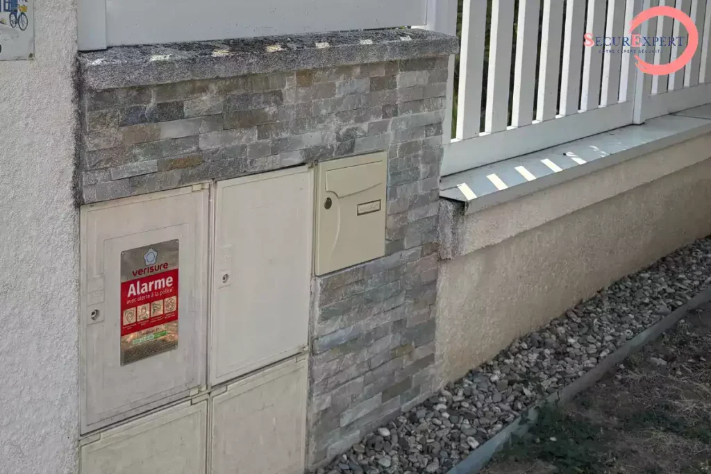 Plaque dissuasive Verisure posée sur un portail