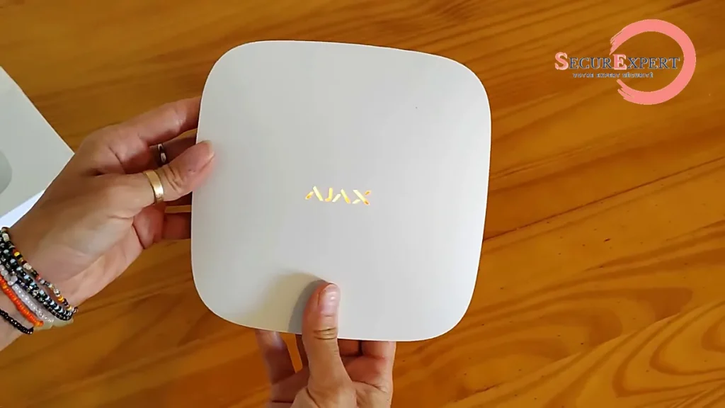 Centrale Ajax Hub 2 (4G) tenue en main avant installation