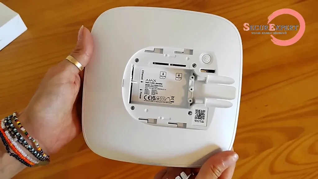 Dos du Hub 2 Ajax avec les deux emplacements pour carte SIM, le port Ethernet et le QR code