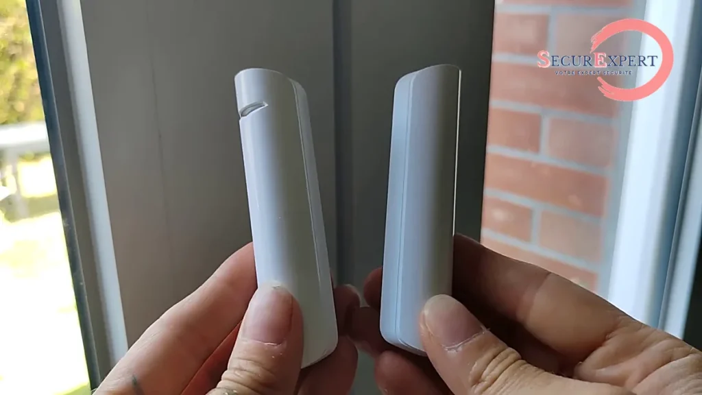 Gros aimant du DoorProtect placé à 90° du détecteur sur une menuiserie