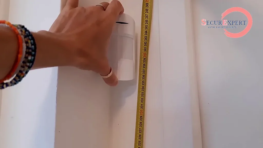 Mesure au mètre ruban de la hauteur d’installation d’un détecteur de mouvement Ajax MotionProtect